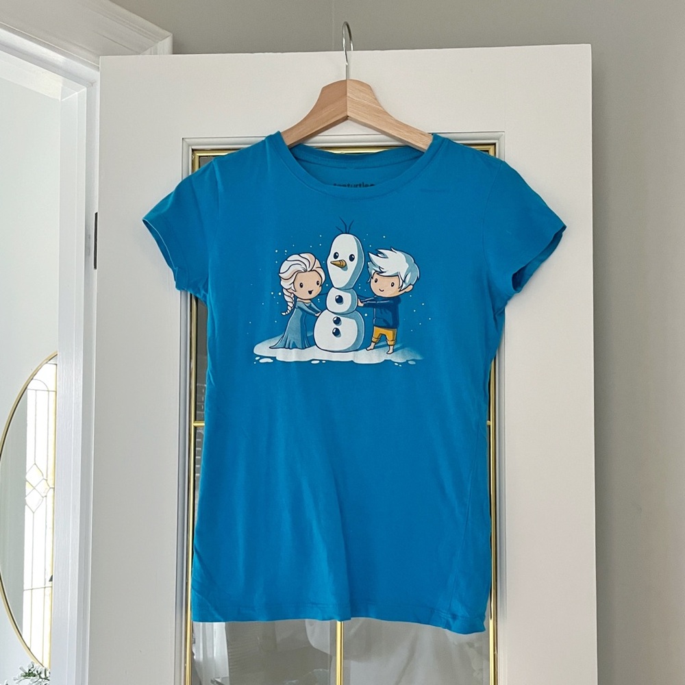 TeeTurtle T-Shirt - Elsa (Frozen) and Jack Frost building Snowman
